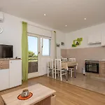 Gorgeous In With Wifi Apartment Makarska