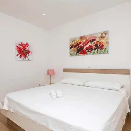 1 Bedroom In Apartment